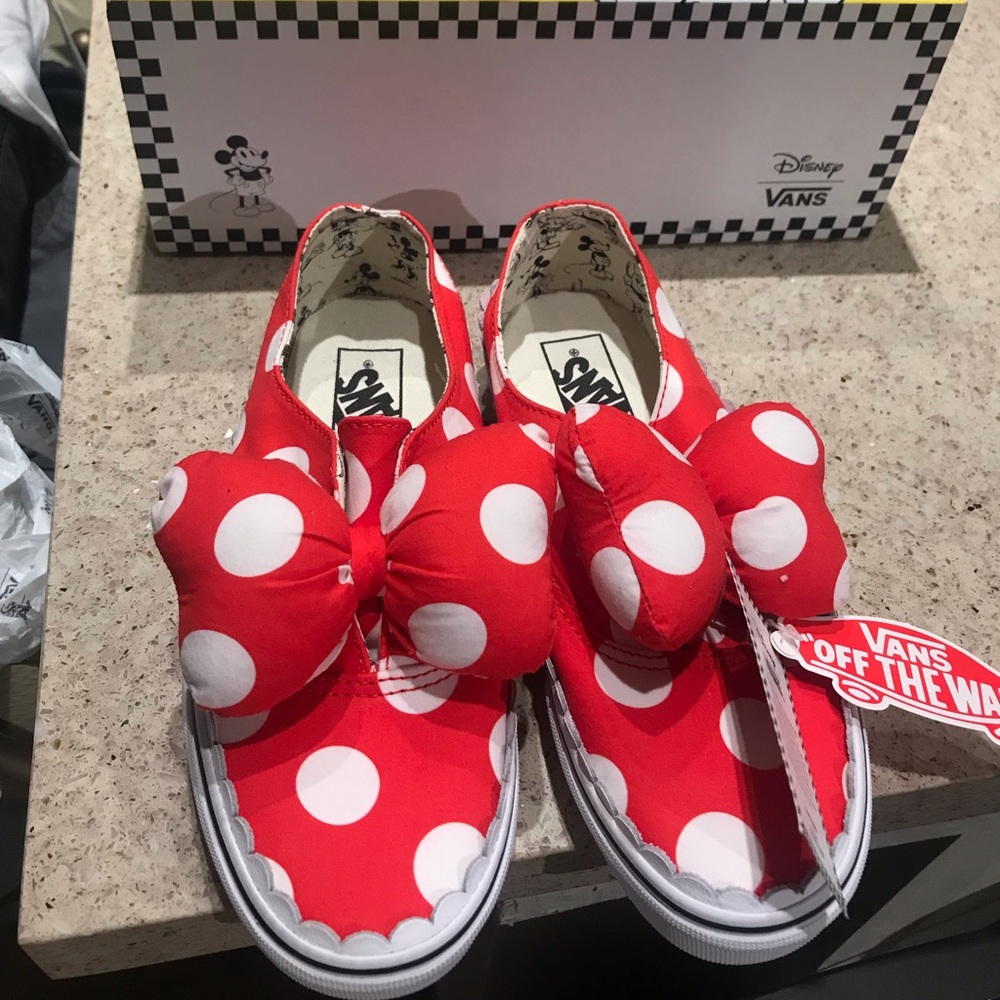 Size 7 New in Box Disney Minnie Mouse Vans!